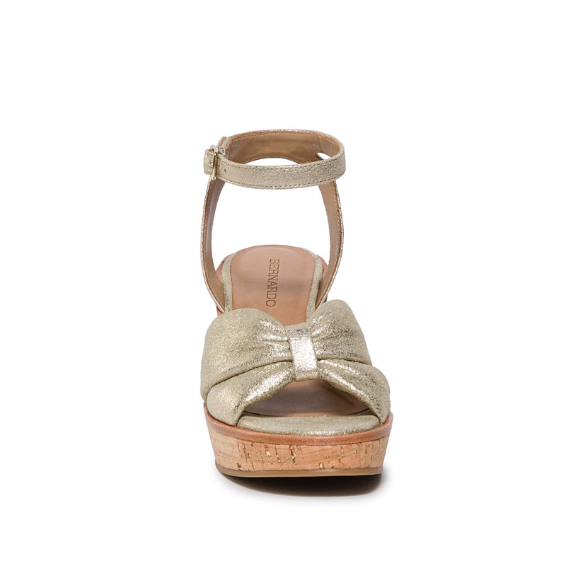 Women Bernardo Kearny Wedge Sandals Gold | LPN8531FM